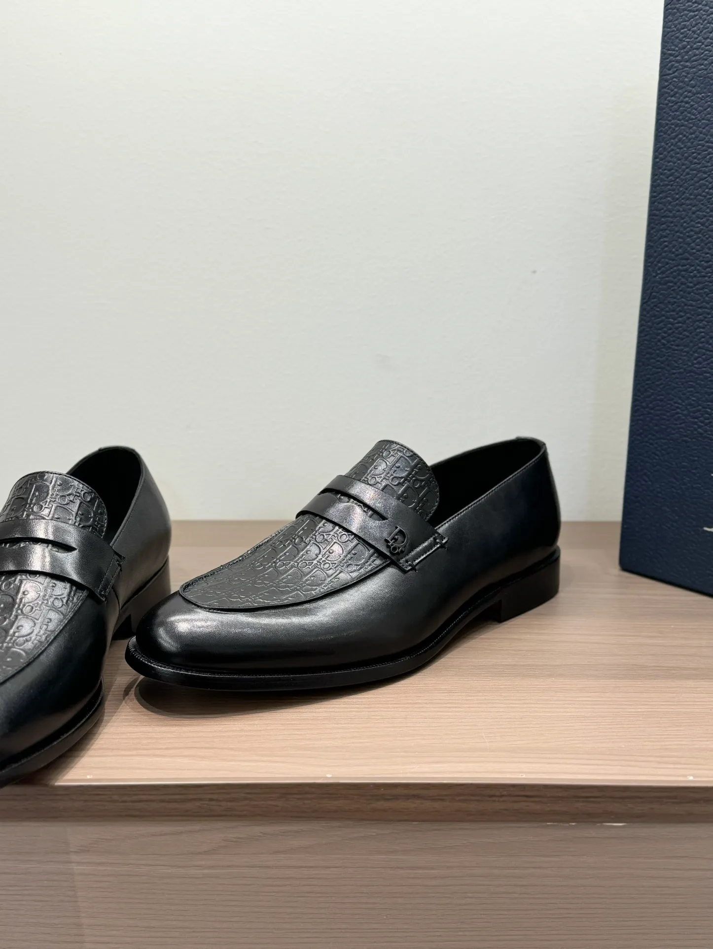 [Dior Dior] Top P: 960💰 Standard code 39-44 (38.45.46 custom-made, non-refundable and non-exchangeable) Dior Dior's latest high-end men's boutique casual leather shoes, the upper is carefully made of black cowhide/open-edge beaded leather/high-mercerized frosted cowhide, the classic silhouette shows elegance, and the upper strap is matched with a metal-coated CD Icon decorative buckle to enhance the style. Comfortable and lightweight, the Italian leather sole features anti-slip rubber inserts. The Blake structured leather sole with anti-slip details showcases Dio*'s exceptional craftsmanship. Elegant and refined, it can be matched with all kinds of suits.